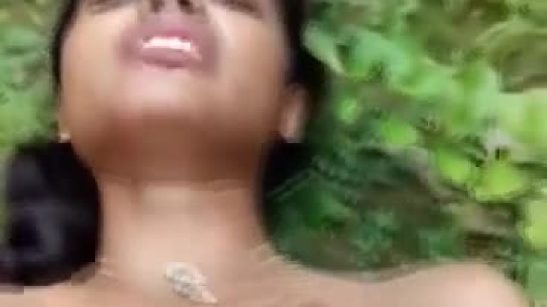 Adolescente indienne en plein air, doigt et baise