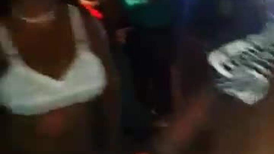 Elles dansent nues dans un nightclub
