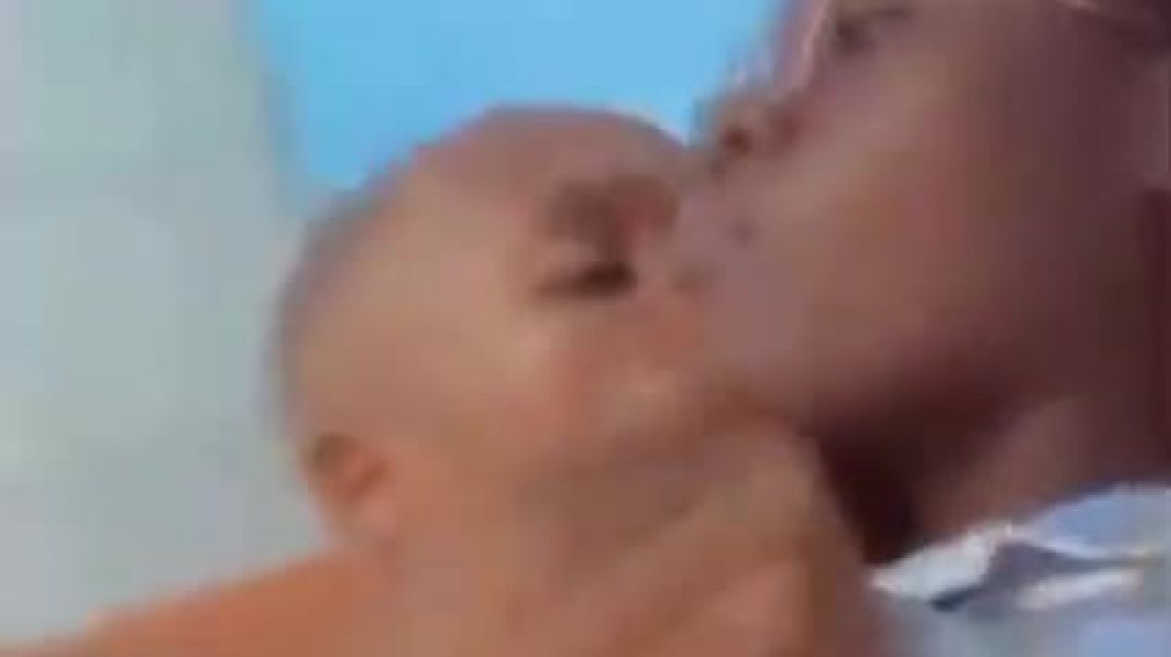 Ma copine filme pendant que je  caresse  seins avec ma langue