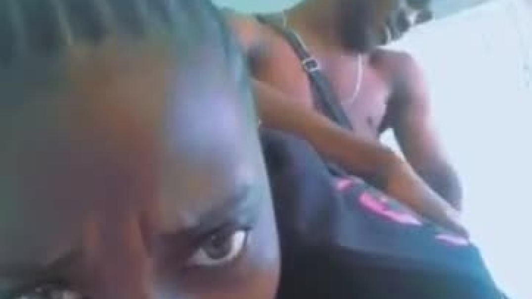 Une jeune eleve congolaise se fait prendre par deriere par son copain