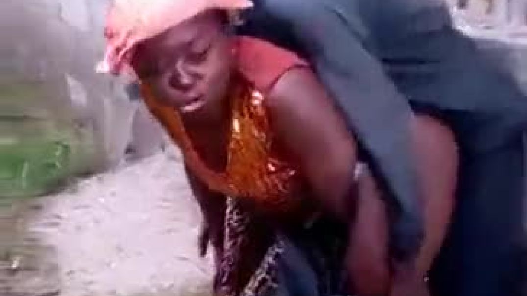 Une Camerounaise baisée en public dans un bar