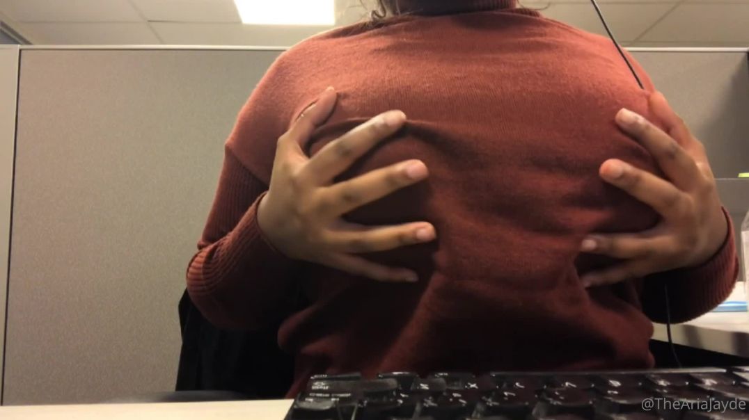 Aria montre ses seins au travail