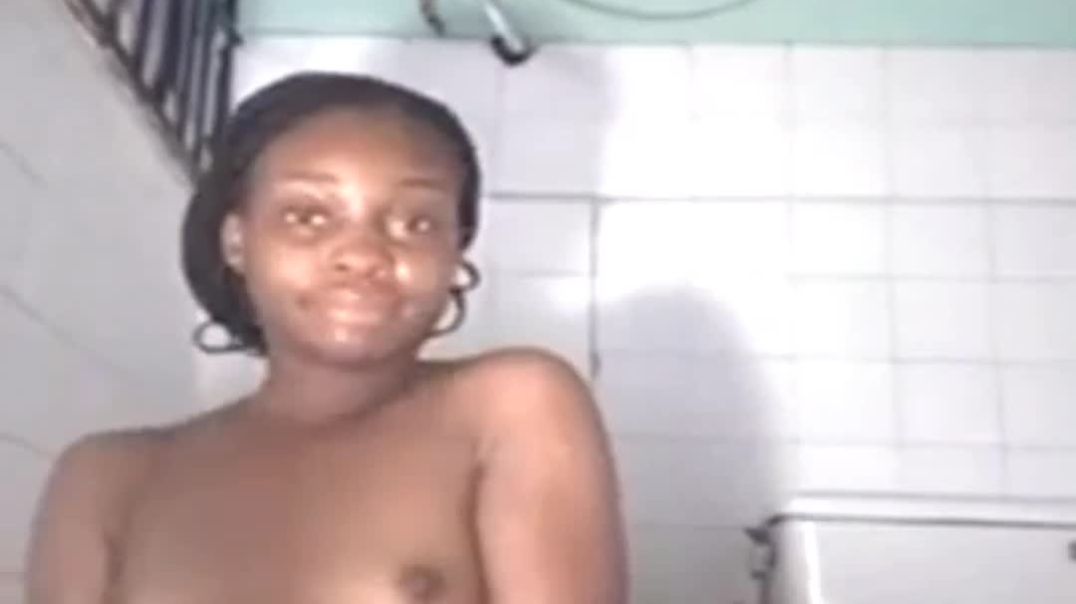 Un jolie cul d'une congolaises dans la douche